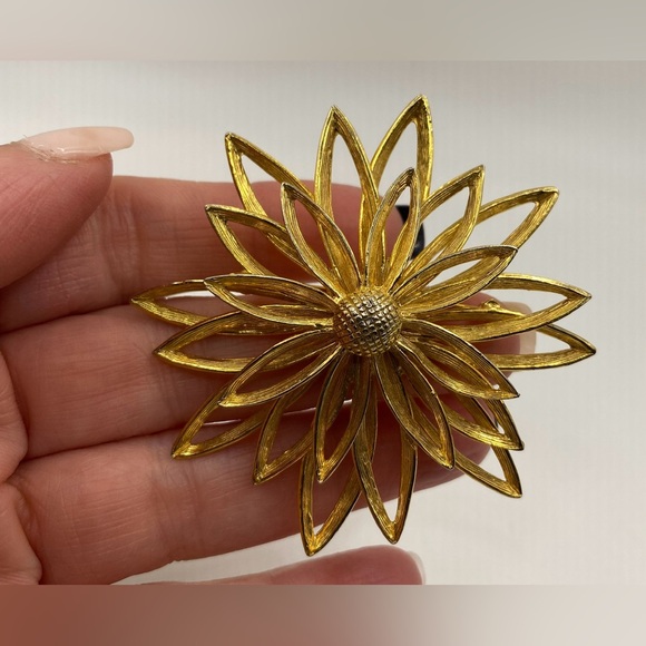 CASTLECRAFT Goldtone Textured Flower Shaped Pin Brooch Signed Vintage 1950’s - Picture 3 of 5